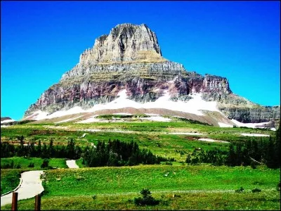 Quelle planète abrite l'Olympus Mons qui constitue, avec ses 22 000 mètres, la plus haute montagne de notre système solaire ?