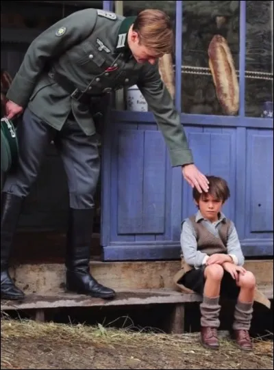 Que demande le lieutenant allemand à Angelina ?