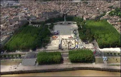 Quel nom porte la place du centre-ville de Bordeaux dont les arbres forment des motifs décalés ?