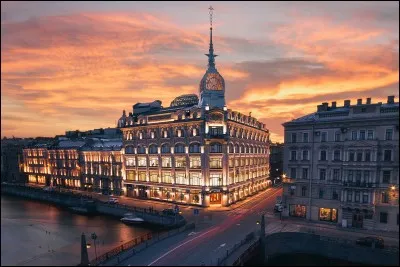 La silhouette splendide de la ville de Saint-Pétersbourg, aux couleurs d'amétiste, séparait deux immensitées : les eaux de la Neva et la plaine.