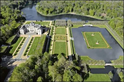 Voilà le charme des jardins à la française. Que représentent les structures parfaitement géométriques ?