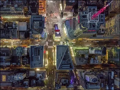 Pour décrire cette photo de New York vue du ciel, que faut-il faire ?