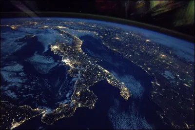 Quelle est approximativement la superficie de l'Italie ?