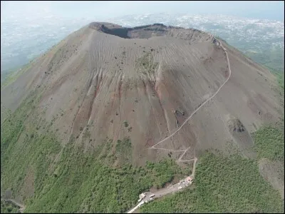 Lequel de ces volcans est le plus haut du pays ?