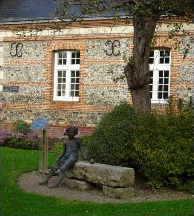 Inaugurée en juillet 2010 dans le jardin du Manoir de Briançon, que représente la statue de la petite "Lilou" oeuvre du sculpteur Jurgo Martin ?