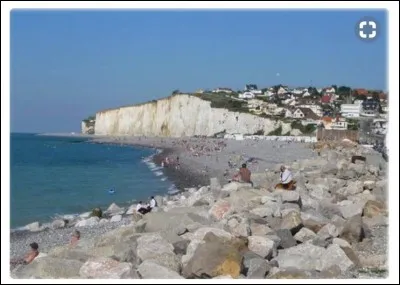 Le ramassage des galets remonte à 1900. L'histoire dit que 2 tonnes de galets par jour et par cheval étaient collectées, triées et exportées vers la Grande-Bretagne, le Japon et l'Amérique. Depuis quand l'extraction des galets est-elle interdite ?