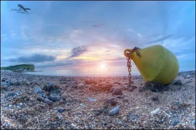 Les galets s'accumulent au pied des falaises et les stabilisent. Ils constituent un rempart naturel contre l'attaque des vagues qu'on appelle le cordon littoral. De quoi est constitué un galet ?