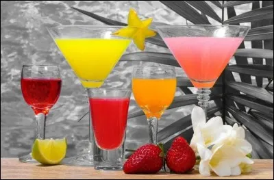 De quelle couleur est le cocktail nommé Piña Colada ?