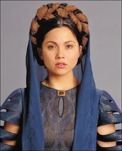 Quel est le prénom de la reine, mère adoptive de la princesse Leia et épouse de Bail Organa ?