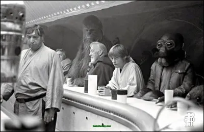 Dans la cantina lors de l'épisode 4, un différend éclate entre Luke Skywalker et deux criminels. Qui a eu le bras tranché par Obi-Wan Kenobi ?