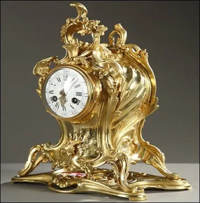 Comme l'ensemble est élégant ! La spiritualitée est partout et, durant la conversation que vous menez assis dans la bergère, la pendule égrène ses heures dans son coffre que l'on croirait chiffoné.