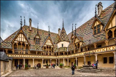 Quel est le style architectural des Hospices de Beaune ?