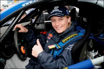 En 2001, Jutta Kleinschmidt devient la première femme à remporter le Paris-Dakar.