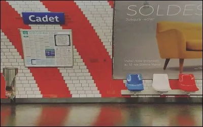 Quelle ligne de m&eacute;tro dessert la station Cadet ?