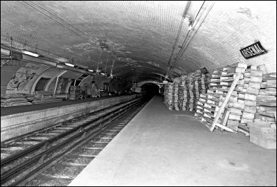 Sur quelle ligne la station fant&ocirc;me Arsenal se trouve-t-elle ?