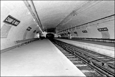 Sur quelle ligne la station fant&ocirc;me Champ de Mars se trouve-t-elle ?