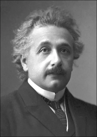 Le traité de Londres donne naissance à l'État libre d'Irlande à l'issue de la guerre d'indépendance et organise la partition du pays, le nord à majorité protestante restant au sein du Royaume-Uni. C'est aussi l'année où Albert Einstein reçoit le prix Nobel de physique pour son explication de l'effet photoélectrique. Quelle est cette année ?