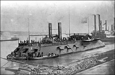 Au début de la guerre, on réalisa rapidement, que l'époque des navires en bois était terminée. Comme en France et en Angleterre, on renforça la coque avec des blindages métalliques.
Les batteries des premiers navires furent installées dans les flancs, comme c'était le cas auparavant. L'illustration montre un bateau nordiste, le premier navire de la guerre civile coulé par une mine.