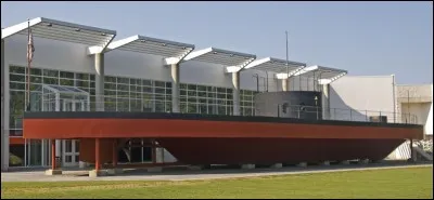 Voici l'opposant : son pont est plat et à fleur d'eau (36 cm), surmonté d'une tourelle ronde percée de deux canons. Elle est pivotante sur presque 360 degrés. Après s'être canardés pendant des heures, les deux navires ont pu quitter la scène.
Les marins Yankees ont tous été victimes de surdité après cette guerre.