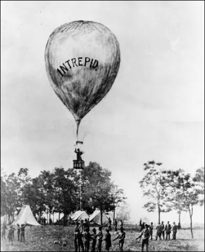 L'armée du Nord avait un corps spécial pour la reconnaissance aérienne et possédait 7 aéronefs. Il a été formé en 1861 après une démonstration personnelle de Thaddeus S. C. Lowe au président Lincoln, à la Maison-Blanche.
Le Sud essaya d'imiter le projet mais n'y arriva pas. En 1863, déçu de ses affectations, Lowe démissionna et le bataillon fut dissous.