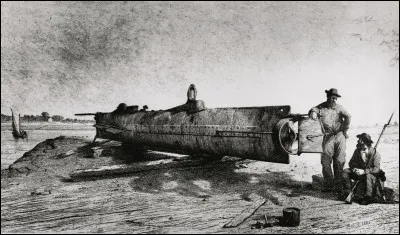 Ce sous-marin à propulsion humaine appartenait à la marine des États confédérés. Le 17 février 1864, il a coulé l'USS Housatonic.
Cependant, il n'a pas fait surface après cette grande première. On suppose que les 8 marins sont morts à cause de l'explosion de la torpille qu'ils venaient de lancer.