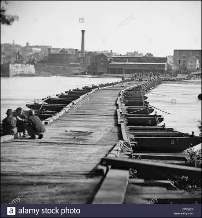 Cette stratégie remonte au moins à l'époque des Perses. Ici, la manœuvre a été appliquée sur la rivière James lors du siège de Petersburg en 1864.
Sur le pont que l'on voit, Grant et son armée se sont faufilés furtivement à la surprise de Lee.