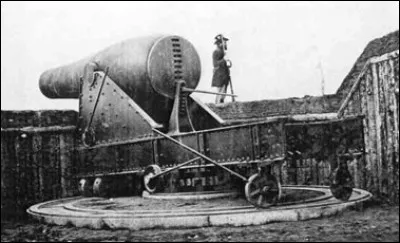 Pièce d'artillerie lourde mise au point par un ingénieur du nord, ce canon pouvait être adapté pour des obus ou des boulets de 20 à 50 cm.
Ici, il s'agit d'un modèle pivotant, d'un calibre de 38 cm, de la batterie Rodgers installée pour protéger Washington. La photo montre nettement le mécanisme de hausse et la partie centrale de l'affût.