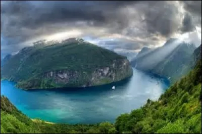 Quel pays scandinave est réputé pour ses fjords ?