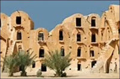 Dans quel pays se situe le désert de Tataouine notamment connu pour avoir servi de décor à la saga "Star Wars" ?