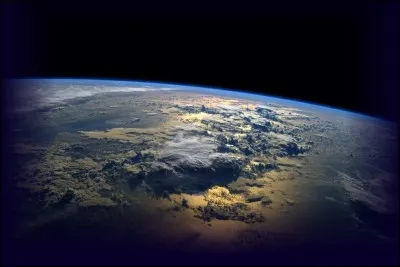 Au cours du siècle dernier, la température moyenne de la surface terrestre :