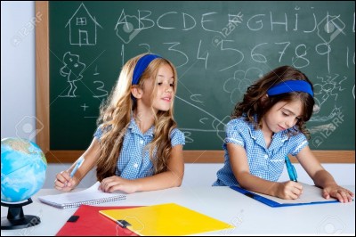 Lorsque le cours est fini, vous faites une évaluation de sciences. Mais tes deux amis trichent en se communiquant les réponses. Que fais-tu ?