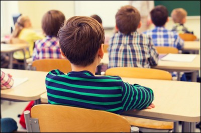 Tu commences avec une dictée ! Tu t'appliques et lorsqu'on corrige, tu apprends que tu as deux fautes. La dictée était notée. Comment réagis-tu ?