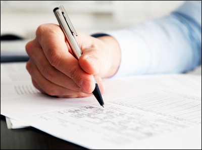 Tu continues avec un exercice de mathématiques très facile. Tu as tout juste et la maîtresse vous dit qu'il y a une évaluation la semaine prochaine. Comment réagis-tu ?