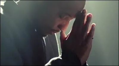 Complétez ces paroles de Soprano : 

''Oui je roule, roule, roule, roule, roule
Jusqu'au bout de la nuit
J'accélère
--------------- en l'air
En insultant ta foutue maladie''