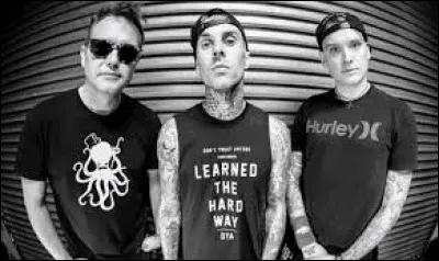 Si je vous dis que Blink-182 a chanté ''Bored to death'' , titre qu'on peut traduire par ''s'ennuyer à mourir'' , devinerez-vous dans quel lieu débute le clip ?