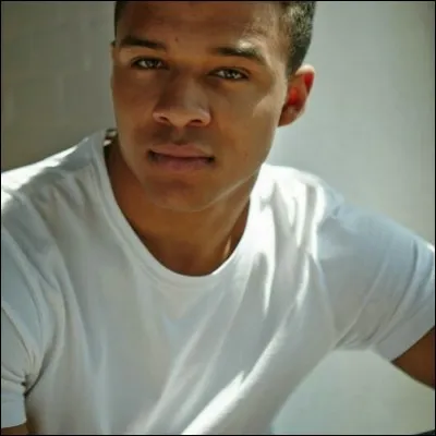 Comment s'appelle la fille avec qui Charles trompe Sarah ?