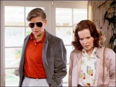 Au bal, de quelle couleur était la robe de Lorraine, la mère de Marty ?