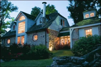 Mystic Falls, petite ville très animée, est celle qui accueille les personnages de la série... ?