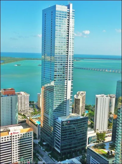 Miami, son sable blanc, son soleil, ses palmiers, est la ville des personnages de la série... ?