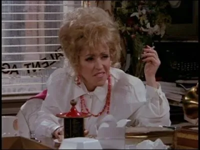 Dans cet épisode de Friends, que regarde Estelle l'inimitable ?