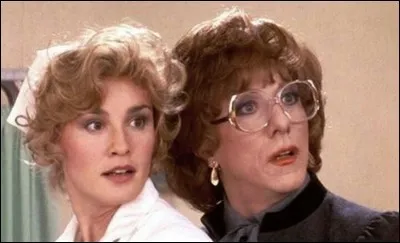 Dans la célèbre comédie Tootsie, que regardent Tootsie et sa partenaire de série TV, jouée par Jessica Lange ?