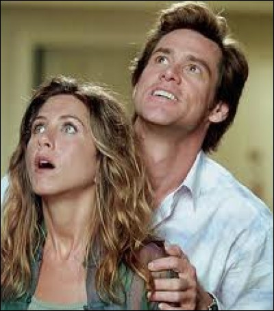 Dans la comédie "Bruce tout puissant", Jim Carrey (Bruce) et sa fiancée (Jennifer Aniston) regardent... ?