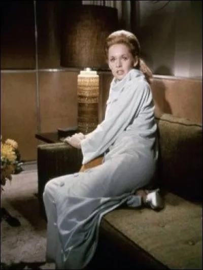 Dans le drame "Pas de printemps pour Marnie", que regarde effrayée l'actrice Tippi Hedren (Marnie) ?