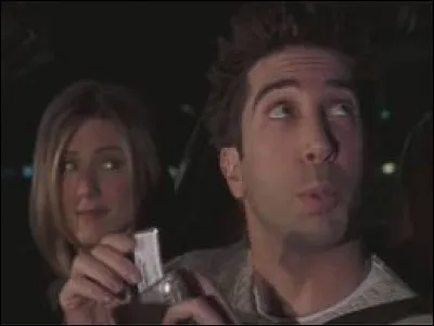 Dans cet épisode de Friends, que regarde Ross avec cet air séducteur ?