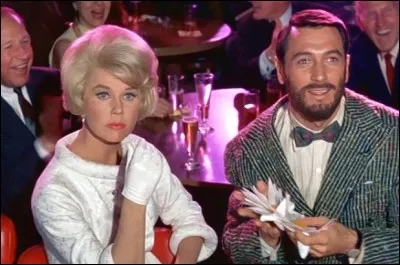 Dans la comédie "Un pyjama pour deux", que regardent de façon aussi différente les deux protagonistes ?