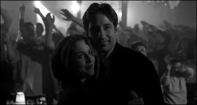 Dans cet épisode culte de la série X files, Prométhée post-moderne, que regardent ainsi Scully et Mulder, à la toute fin de l'épisode ?