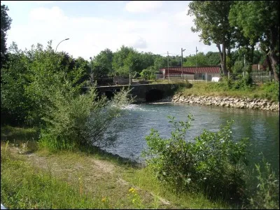 Quel est le cours d'eau qui traverse Troyes, préfecture de l'Aube ?