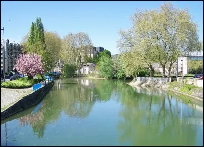 Quel sont les cours d'eau qui traversent Bourges, préfecture du Cher ?