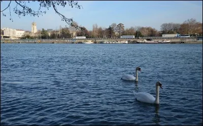 Quel est le cours d'eau qui arrose Valence, préfecture de la Drôme ?