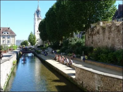 Quel est le cours d'eau qui traverse Evreux, préfecture de l'Eure ?